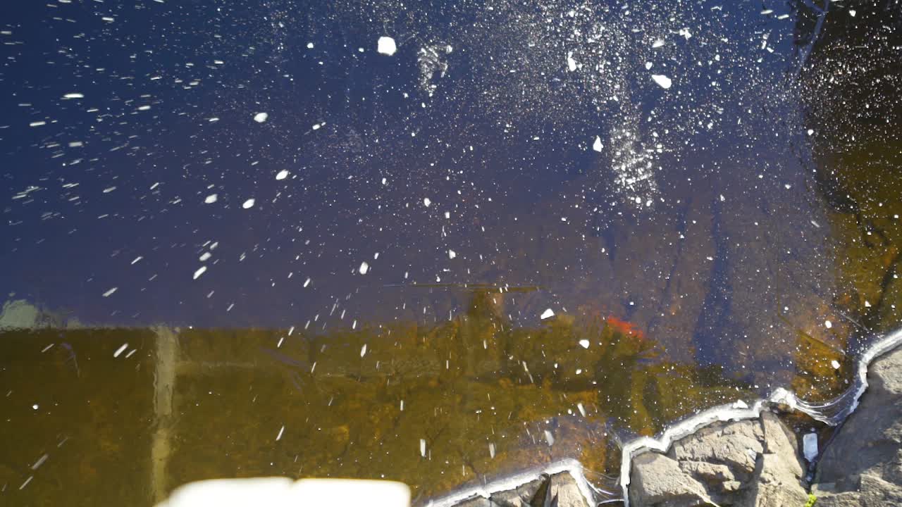 얼어붙은 호수 표면에서 부서지는 얼음