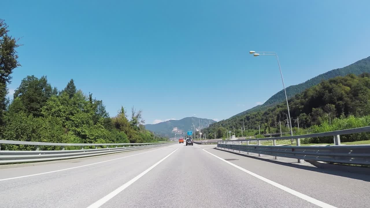 산악 고속도로 운전 장면