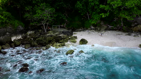 Gente-En-La-Playa-Desierta-Y-Escondida-De-Kelingking-En-La-Isla-De-Nusa-Penida,-Bali-En-Indonesia