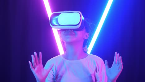 criança a experimentar a realidade virtual