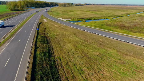 Autos-Und-Lastwagen-Bewegen-Sich-Auf-Der-Straßenkreuzung.-Drohnenansicht-Der-Autobahn