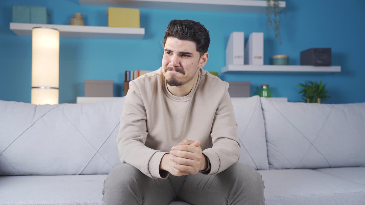 감정적이고 우울한 젊은이가 울고 있습니다.