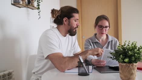pareja trabajando juntos en el hogar