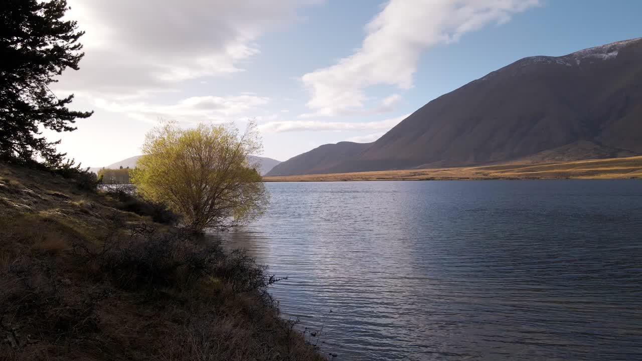 pintorescas vistas a la montaña desde la orilla del campamento del lago azul, nueva zelanda