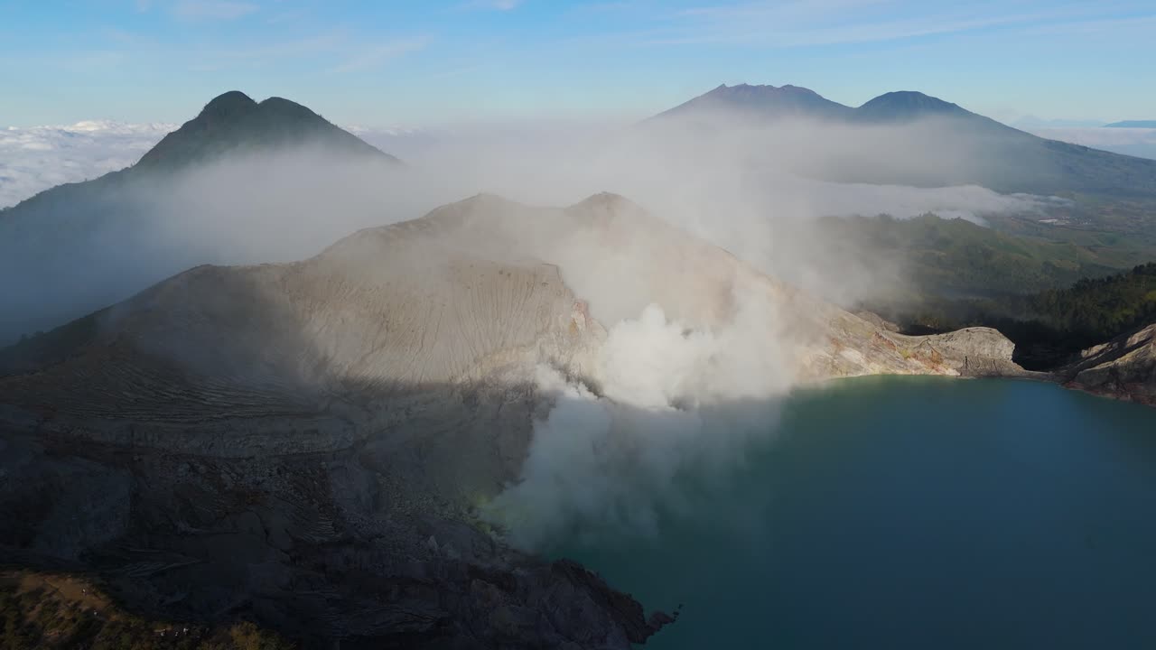 Cratere vulcanico con lago turchese e miniera di zolfo, atmosfera tranquilla.