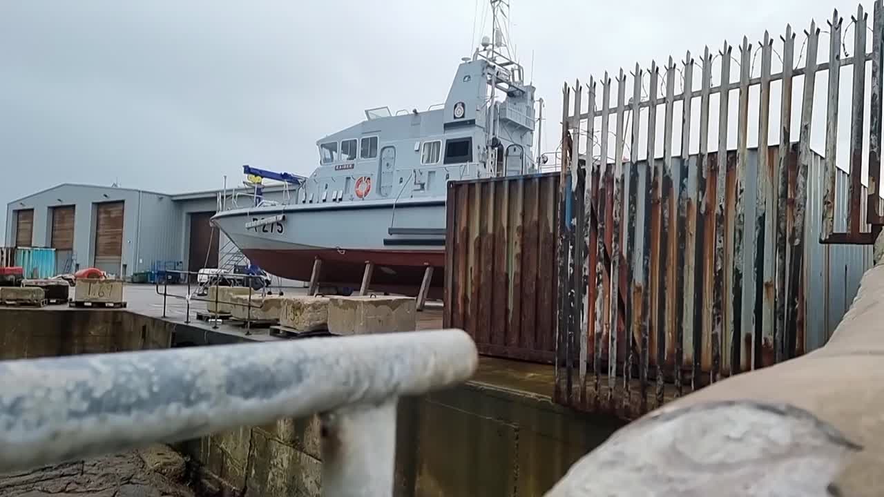 홀리헤드 해양 서비스 순찰 보트 (holyhead marine services patrol boat) 는 해양 조선소에서 안전한 산업 울타리 뒤에서 드러났습니다.