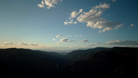 Lapso-De-Tiempo-De-Nubes-Flotantes-Sobre-El-Cañón-Negro-Del-Parque-Nacional-Gunnison,-Colorado