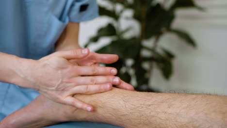 fisioterapeuta dando un masaje