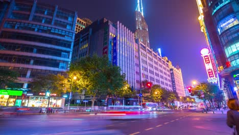 noche iluminada centro de la ciudad de shanghai tráfico calle panorama 4k lapso de tiempo china