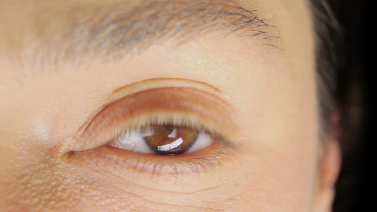 눈을 뜨는 여자 04