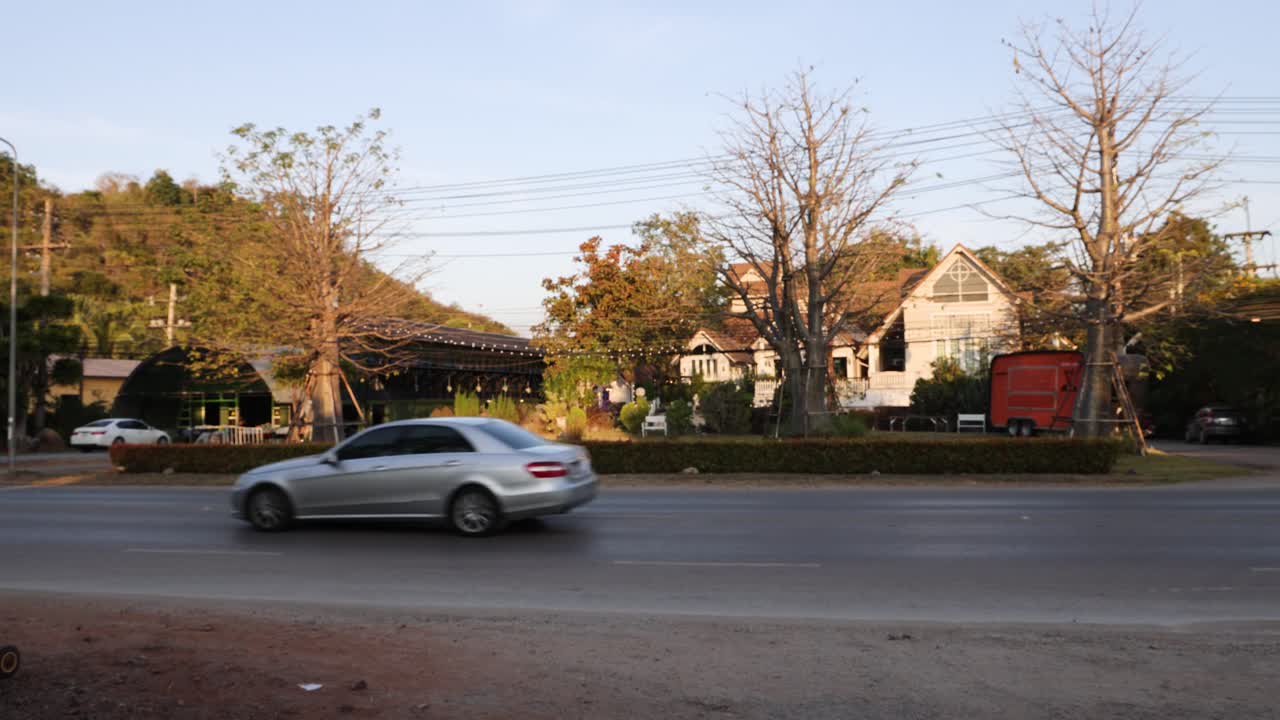 자전거 타는 사람 들 이 도로 에서 지나가는 자동차 와 함께 달린다