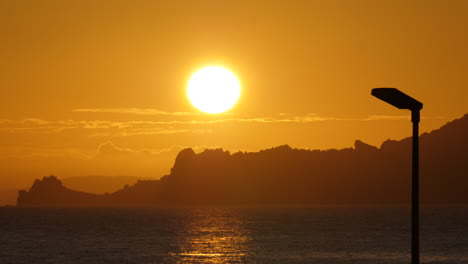 Amanecer-Naranja-Sobre-Las-Rocas-De-La-Silueta-De-Porquerolles-Y-El-Mar-Mediterráneo-Francia