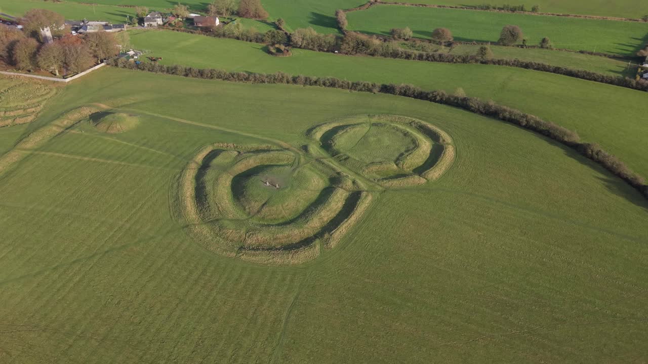 взгляд с воздуха на лию фейл (камень судьбы) на холме тара недалеко от скрина в графстве мит, ирландия.