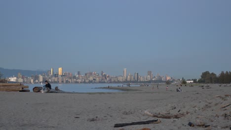 Menschen-Am-Spanischen-Sandstrand-Mit-Blick-Auf-Die-Englische-Bucht-Und-Die-Innenstadt-Von-Vancouver-In-British-Columbia,-Kanada