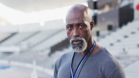 retrato de un entrenador afroamericano mirando a la cámara y sonriendo