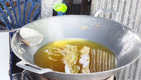 verter aceite en agua hirviendo con fideos