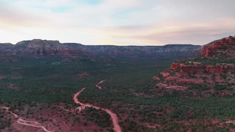 Antenne-Der-Ausgedehnten-Waldlandschaft-Im-Coconino-National-Forest-In-Sedona,-Arizona