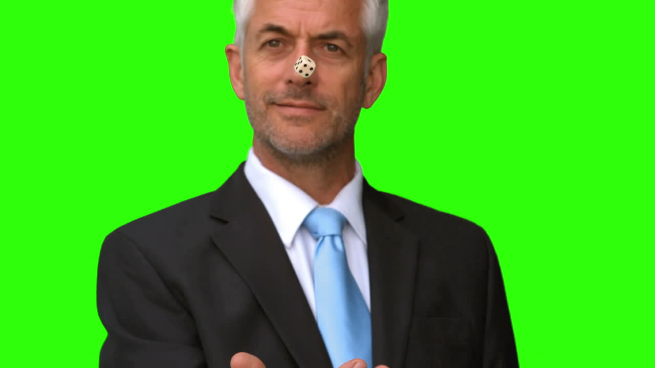 비즈니스맨이 녹색 스크린에서 공중에 주사위를 던지고 있습니다.