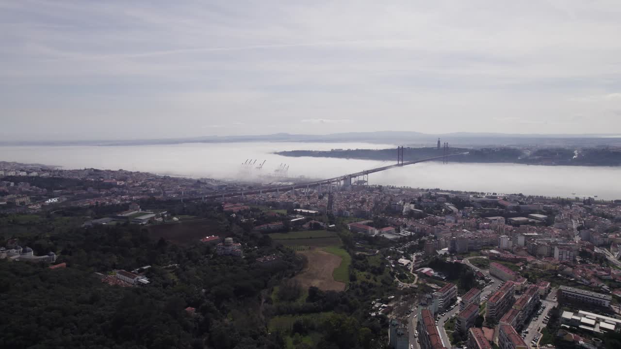 Veduta aerea del Parco Monsanto, con il Tago sullo sfondo