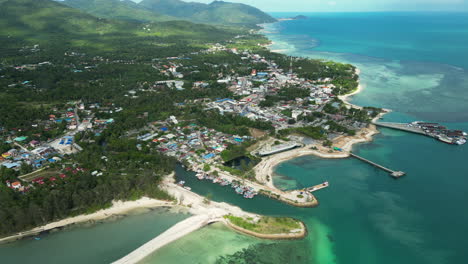 Zona-Comercial-De-La-Ciudad-De-Pantip-En-La-Isla-De-Koh-Phangan,-Vista-Aérea-De-Drones