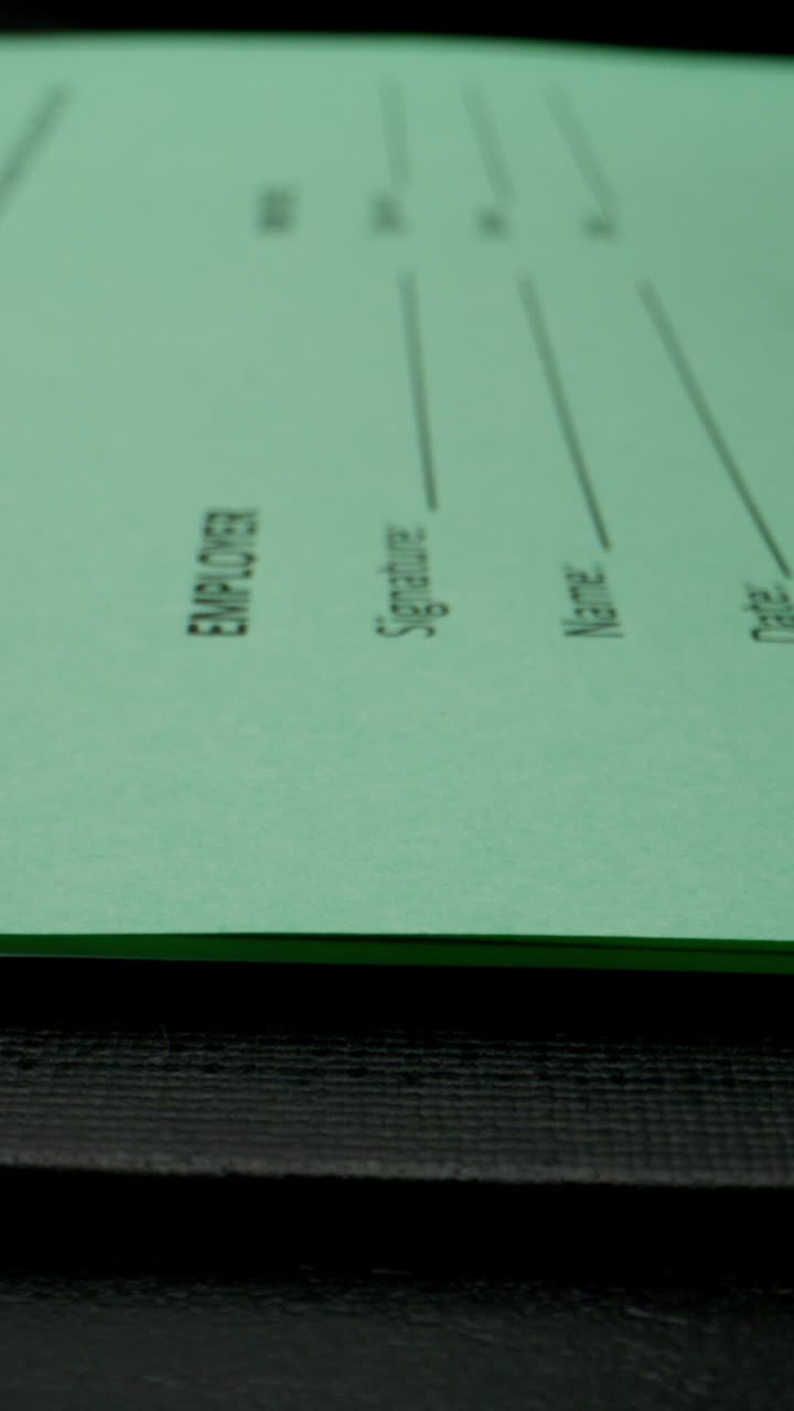 empleado firmando un documento