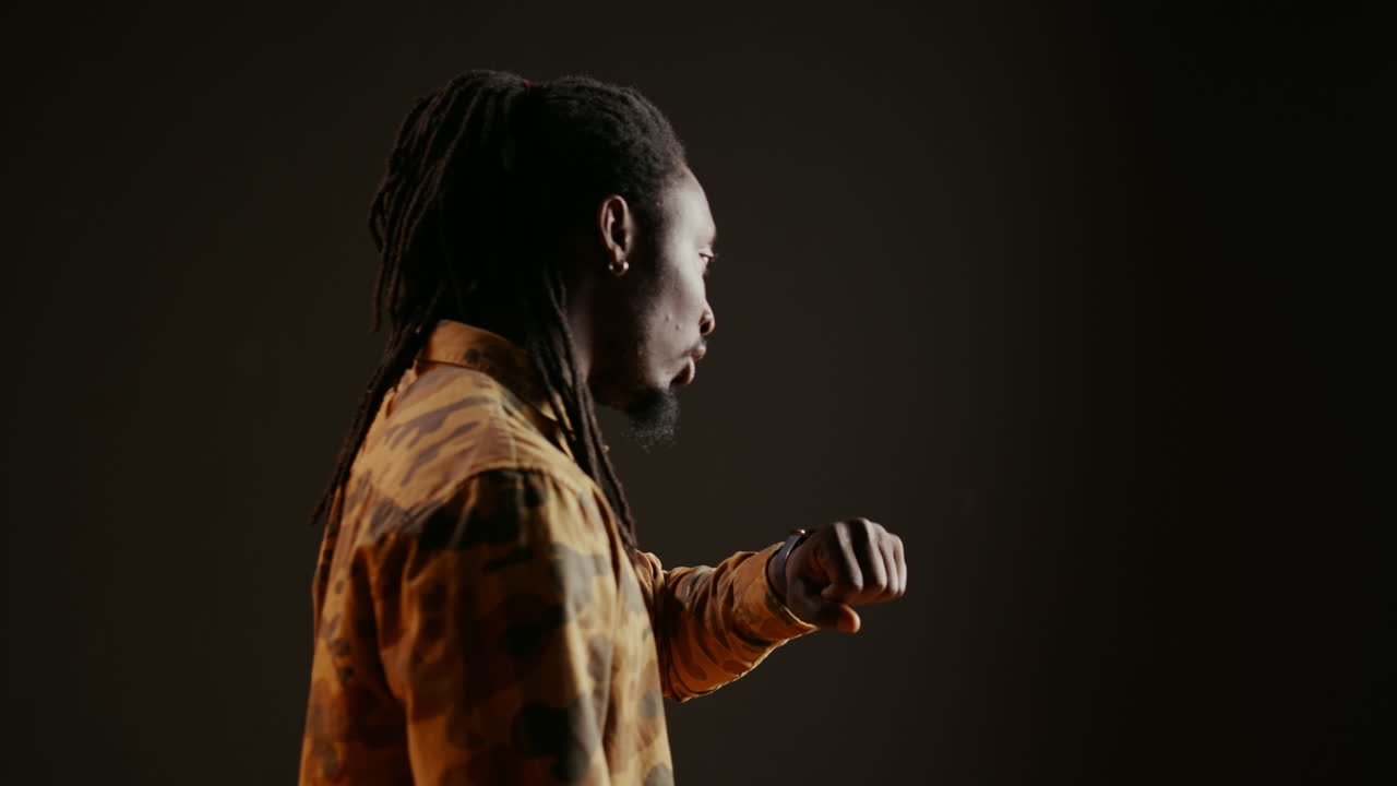 persona genial hablando por teléfono usando un reloj inteligente