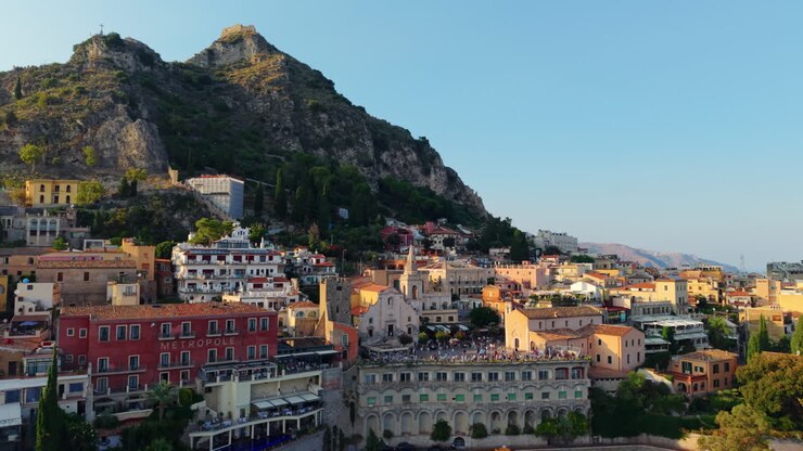Il colorato villaggio italiano di Taormina su una scogliera. Vista aerea
