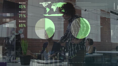 animación del procesamiento de datos financieros sobre diversas personas de negocios en la oficina