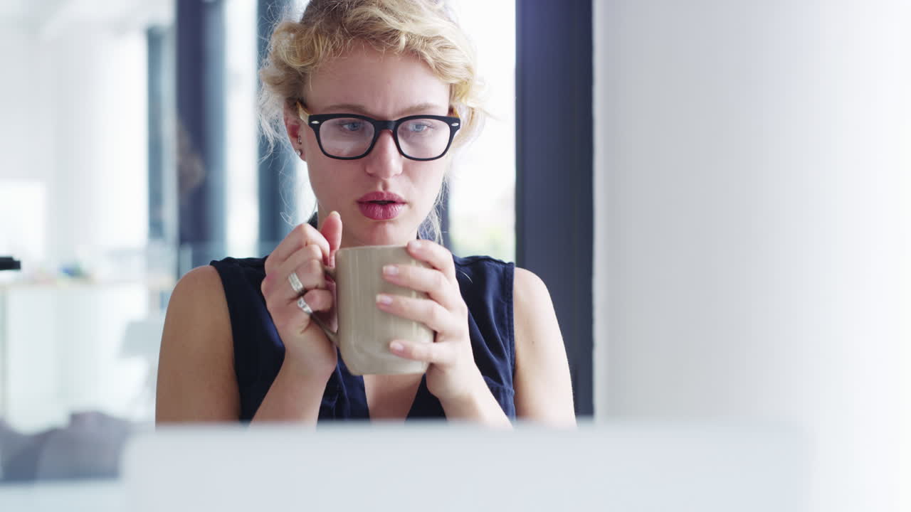 커피는 그녀를 계속 유지합니다.