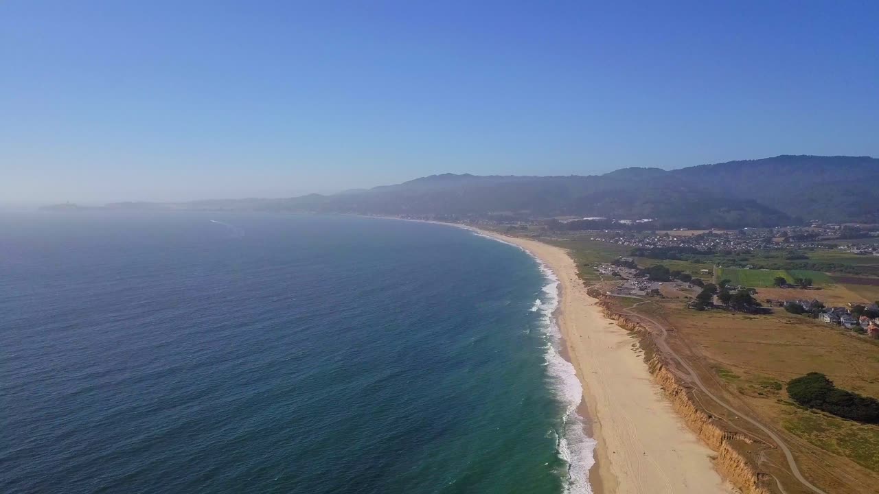 샌프란시스코 베이 지역, 캘리포니아 미국 근처 하프 문 베이의 공중 해안 절벽