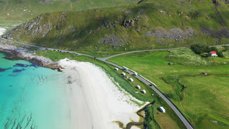 Imágenes-De-Drones-De-La-Playa-De-Vik-Y-Hauklandstranda-Noruega-Girando-Alrededor-De-Una-Carretera-Costera-Con-Tráfico