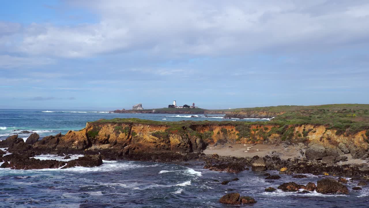 이른 봄에 캘리포니아 퍼시픽 코스트 하이웨이에서 바라본 전망