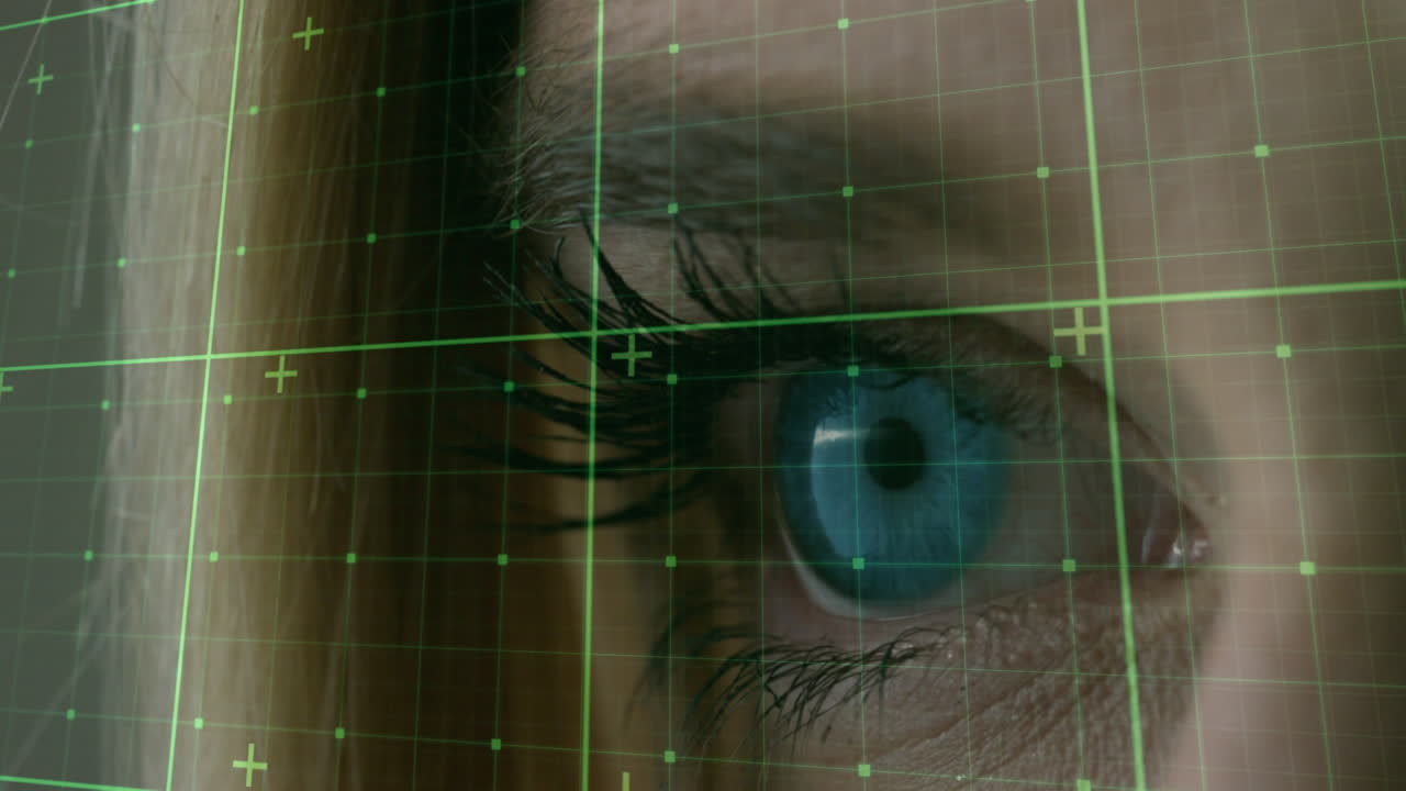 animación del procesamiento de datos sobre el ojo azul y la cuadrícula de la mujer caucásica