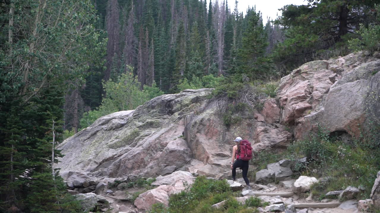 excursionista femenina con mochila en la naturaleza prístina de las montañas rocosas, colorado, ee.uu.