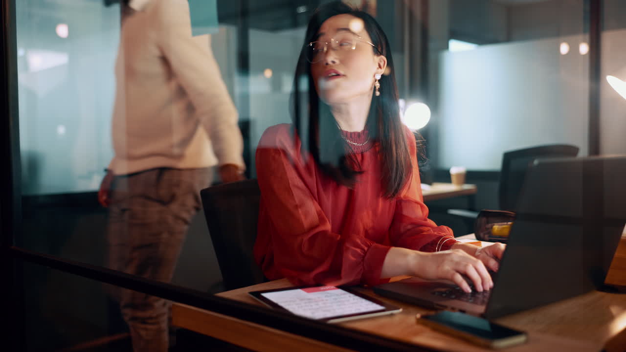 밤, 안 ⁇ 하세요 그리고 사무실에 늦은 기업 여성