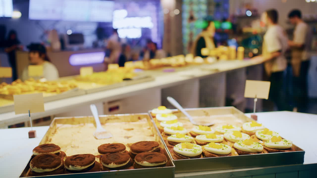 Bollería fresca dispuesta en bandejas en el mostrador de una pastelería moderna.