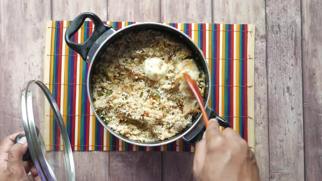 preparando el biryani en una olla