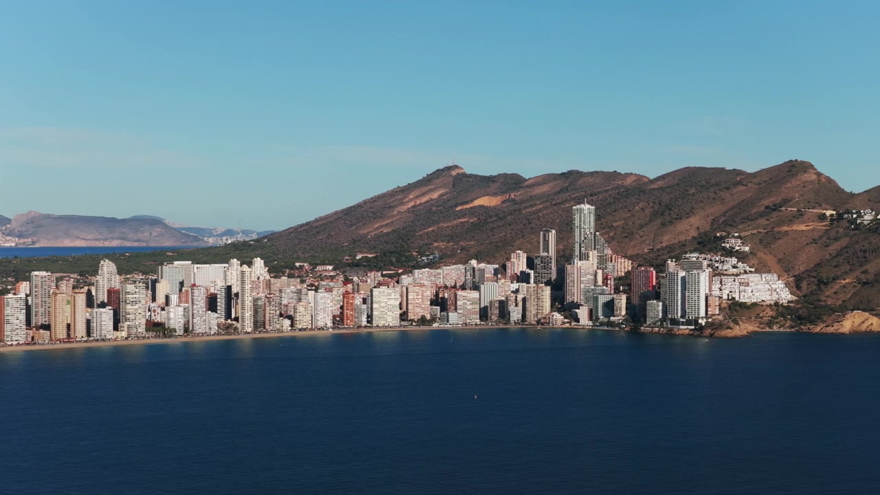 Horizonte de Benidorm com seus arranha-céus, praias e o Mar Mediterrâneo na Espanha. Vista aérea de drone, espaço para texto.