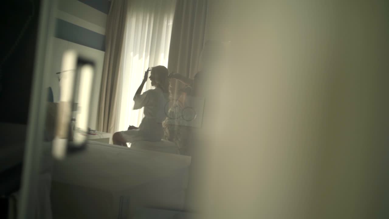 신부 가 결혼식 을 준비 하고 있다