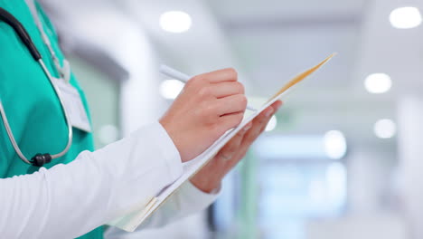Arzthände,-Schreiben-Und-Medizinische-Dokumente