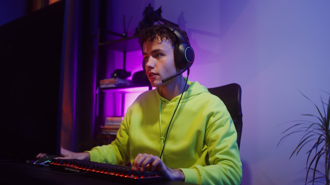 Tonårsgamer med headset
