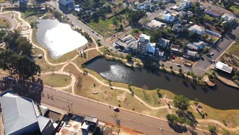 La-Vista-Aérea-Captura-La-Vibrante-Plaza-Fronteriza-Que-Conecta-A-Bernardo-De-Irigoyen,-Argentina,-Y-Dionísio-Cerqueira,-Brasil.