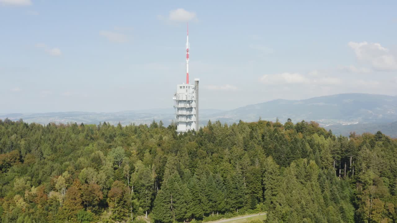 통신탑이 있는 언덕 뒤 풍경의 공중 공개