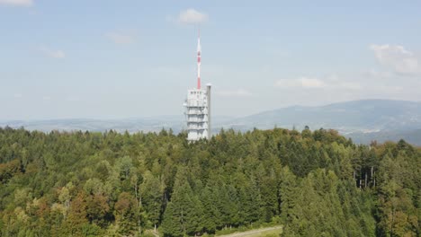 Revelación-Aérea-Del-Paisaje-Detrás-De-La-Colina-Con-Torre-De-Comunicación