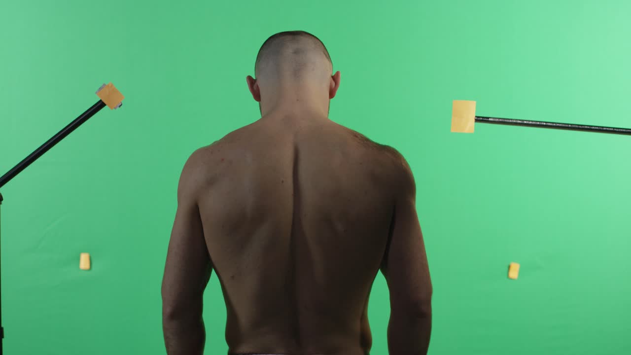hombre con la espalda muscular en la pantalla verde