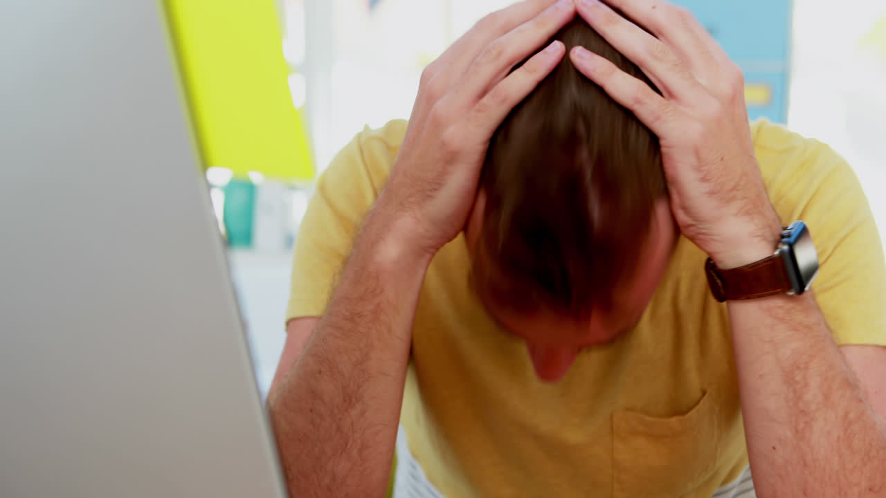 ejecutivo deprimido sentado en el escritorio 4k