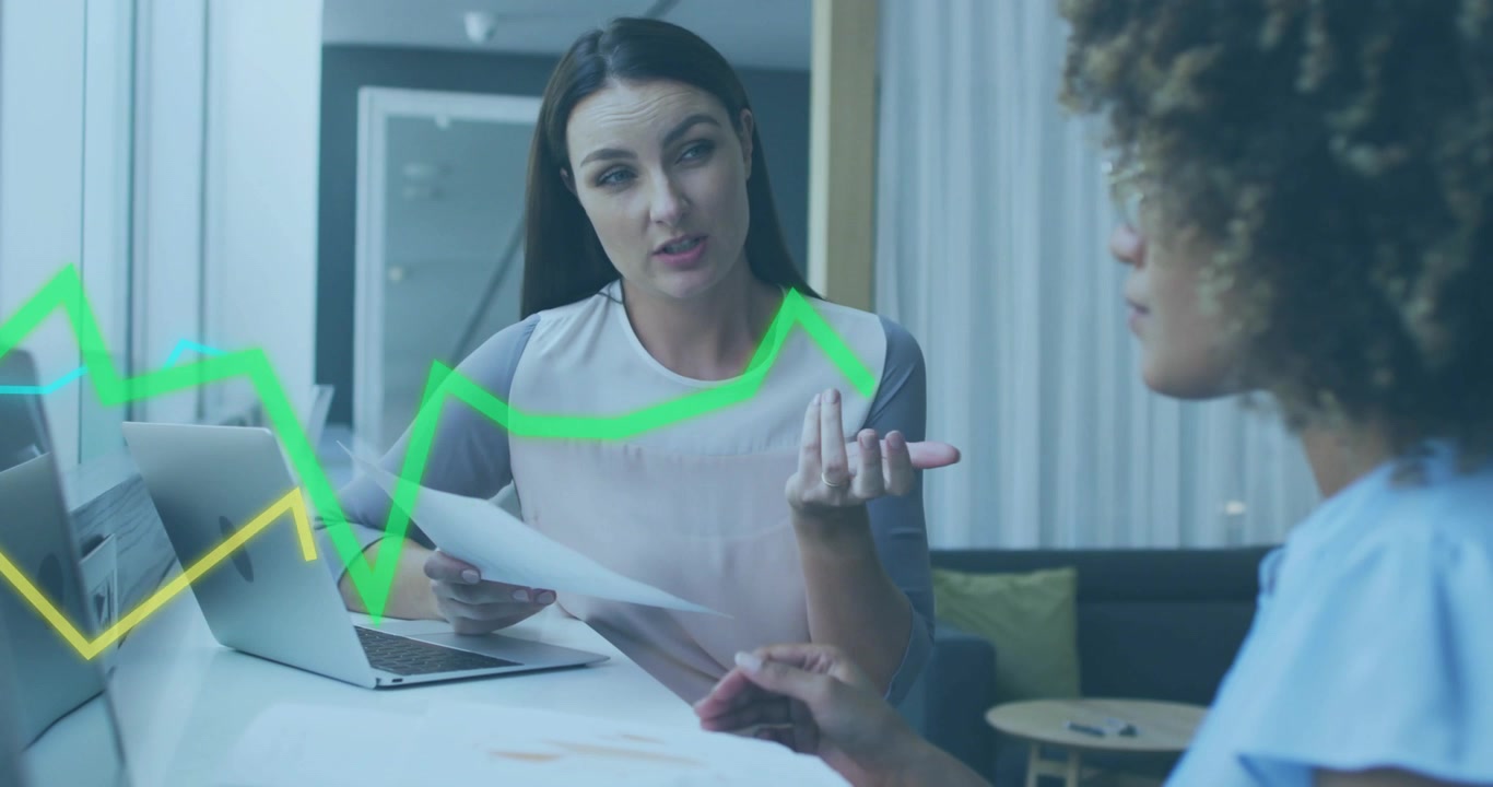Mulher à esquerda revisando páginas impressas e explicando dados de negócios à equipe enquanto gráficos sobrepõem rostos.