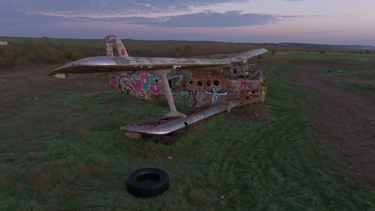Flyfoto av rustent fly på en mark som gløder i morgenlyset, Bulgaria