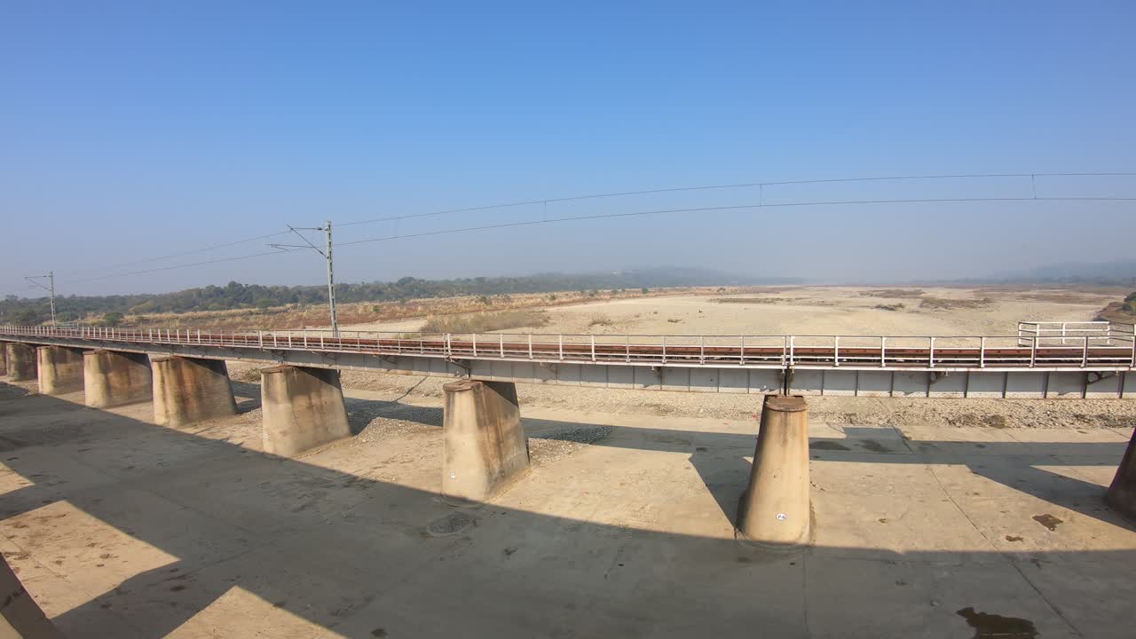 ventana del tren que se asoma al punto de vista durante un viaje en tren de larga distancia, ferrocarriles indios
