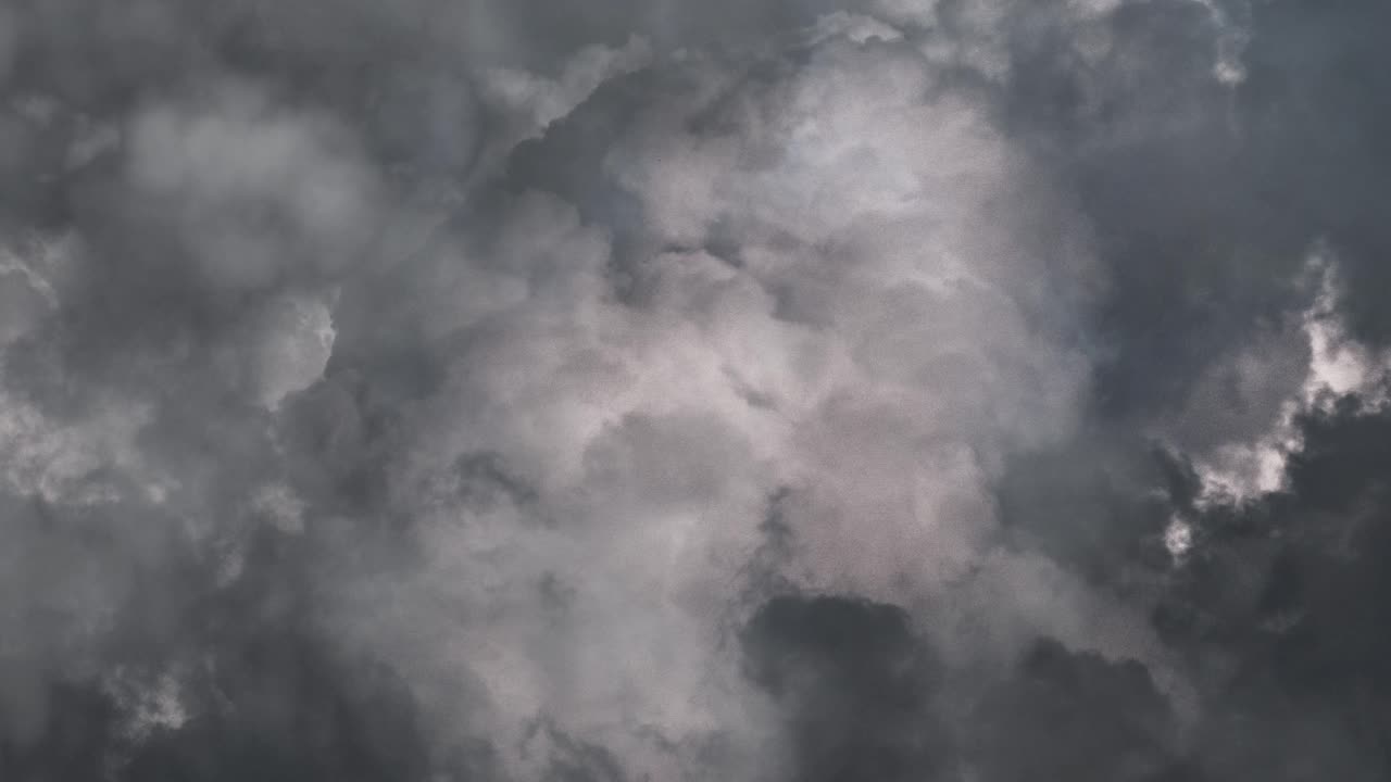 검은 구름 을 가진 어두운 하늘 에서 강한 천둥 폭풍